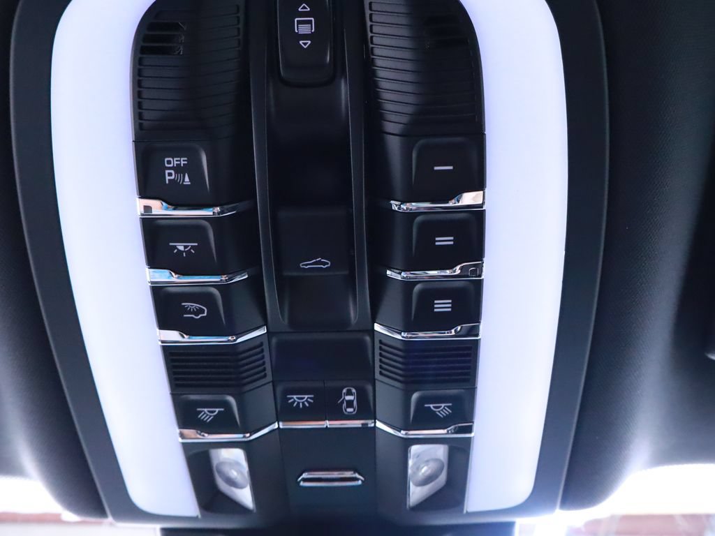 Used 2025 Porsche Macan AWD/4WD image 40