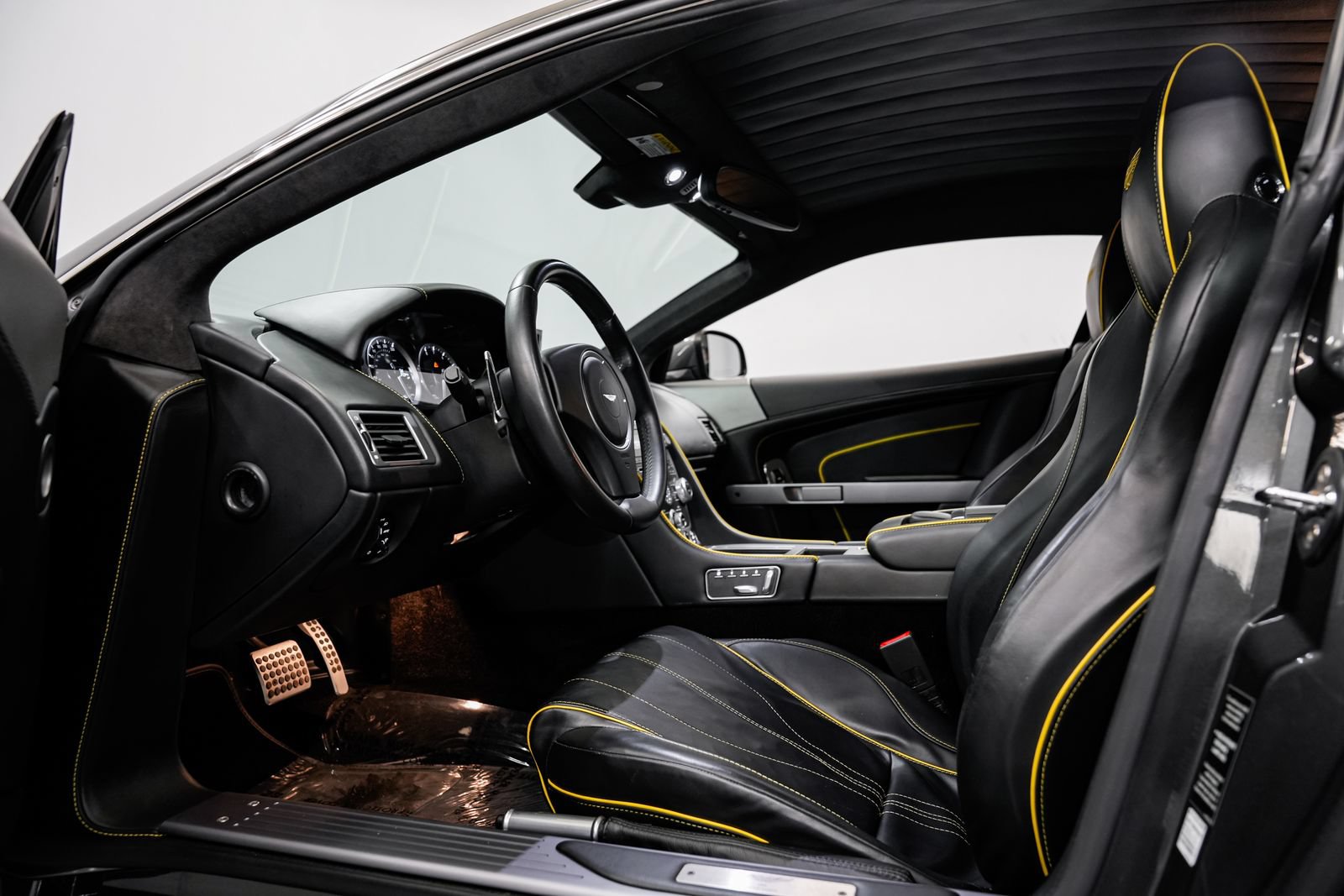 Used 2014 Aston Martin DB9 Coupe RWD image 18
