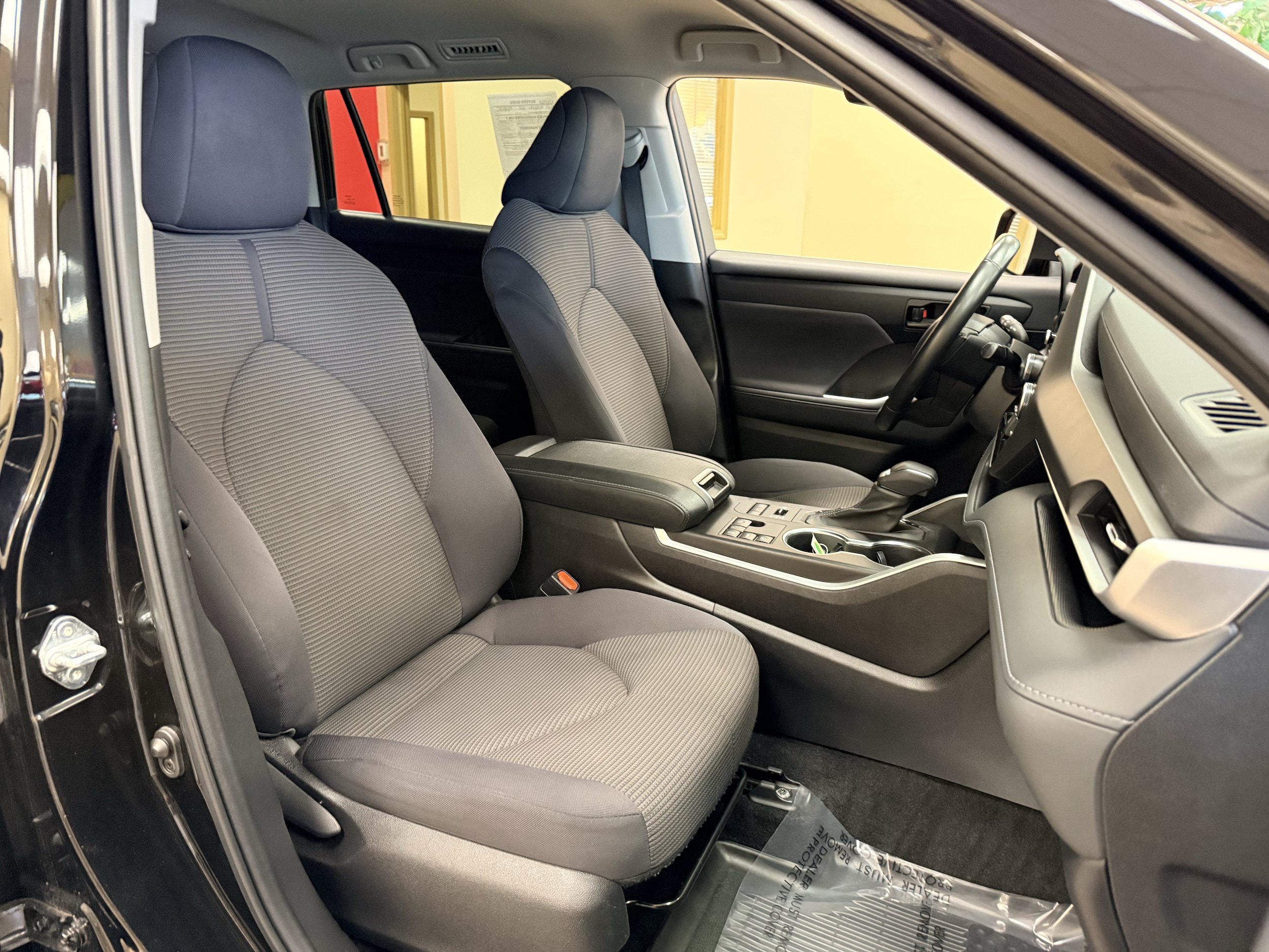 Used 2023 Toyota Highlander LE AWD/4WD image 26