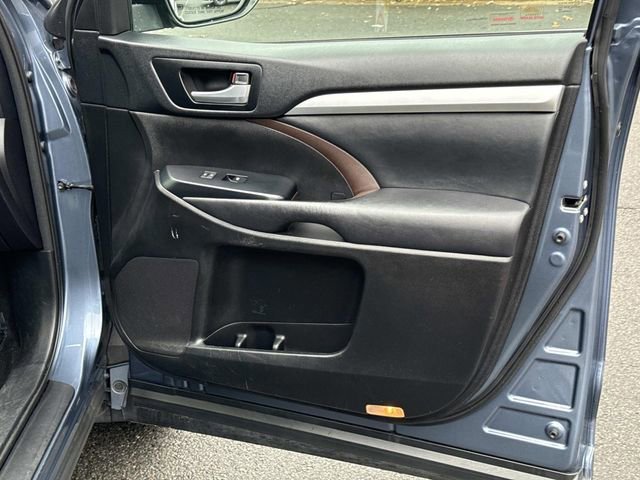 Used 2017 Toyota Highlander XLE image 8