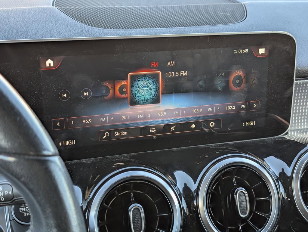 Used 2020 Mercedes-Benz GLB 250 4MATIC w/ Premium Package image 15