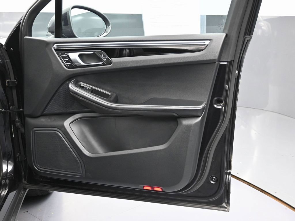Used 2023 Porsche Macan Turbo image 40