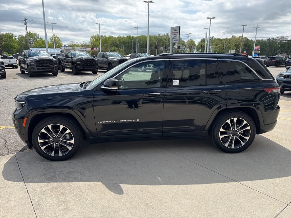 Used 2023 Jeep Grand Cherokee Overland w/ Luxury Tech Group IV AWD/4WD image 8