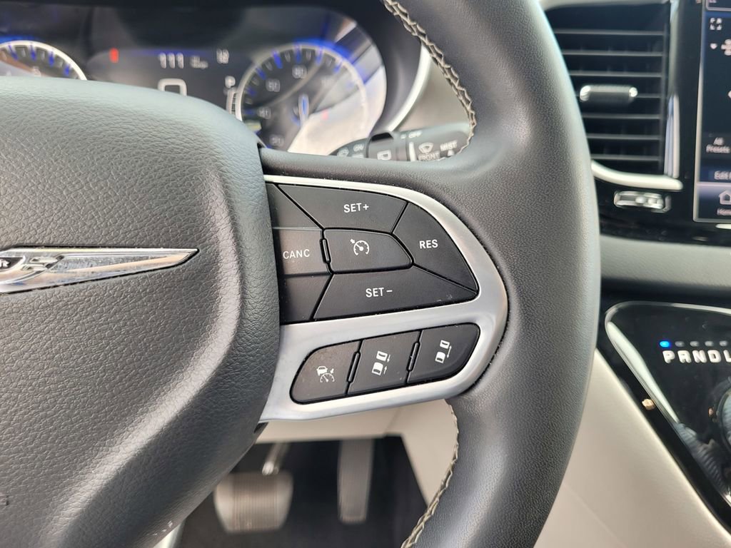 Used 2023 Chrysler Pacifica Touring-L image 23