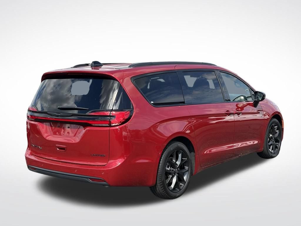 Certified 2025 Chrysler Pacifica Limited FWD image 6