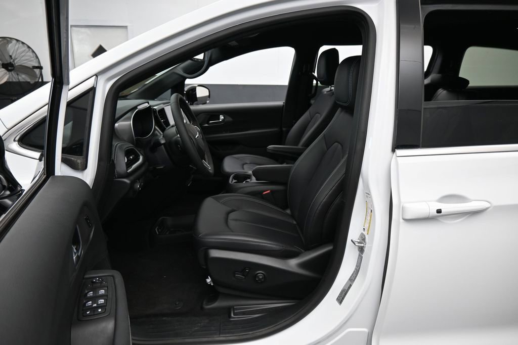 Used 2025 Chrysler Pacifica Select FWD image 11