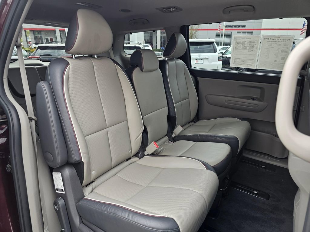 Used 2017 Kia Sedona LX w/ LX Essentials Premium Package FWD image 12