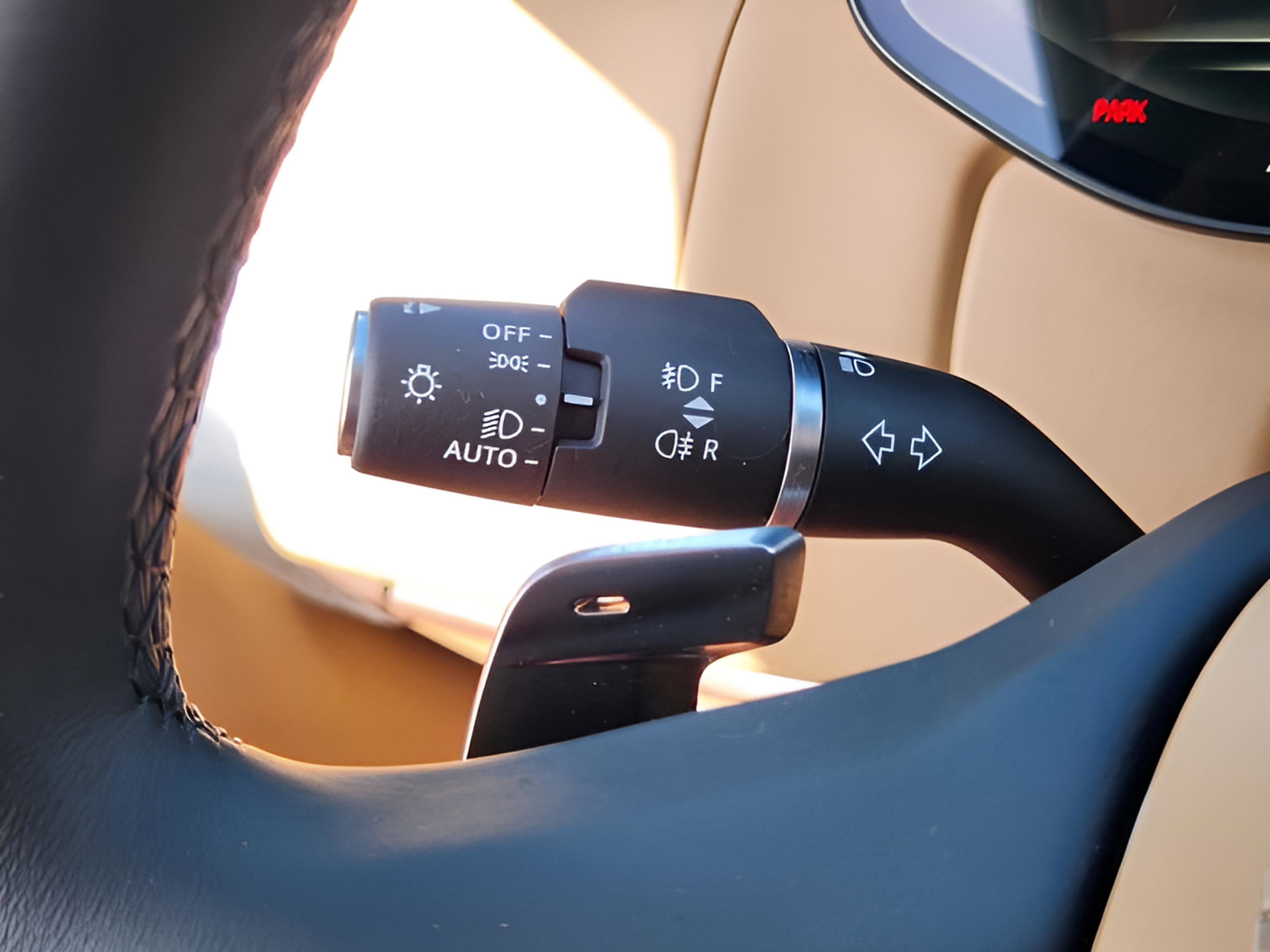 Certified 2025 Land Rover Range Rover SE image 27