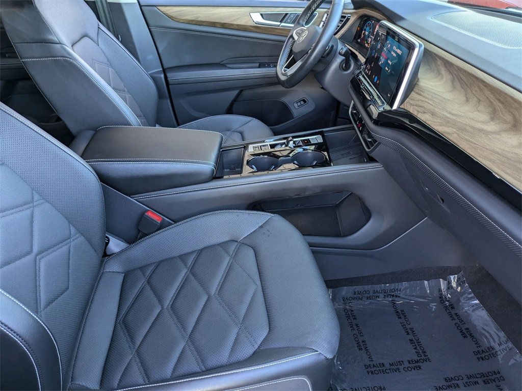 Used 2025 Volkswagen Atlas SE image 30