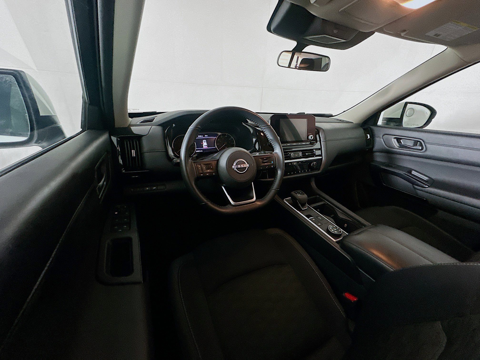 Used 2025 Nissan Pathfinder SV image 18