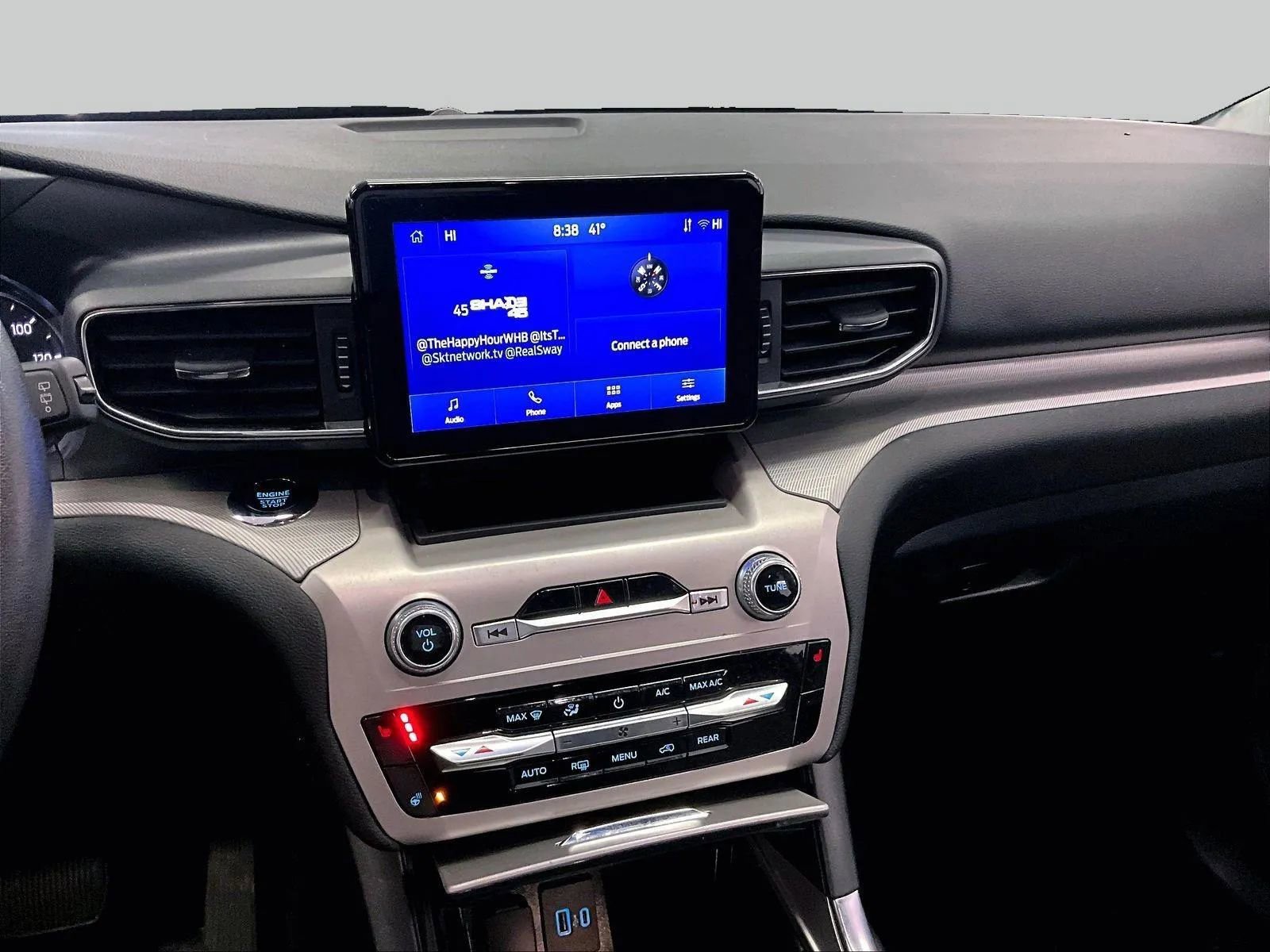 Used 2023 Ford Explorer XLT w/ Equipment Group 202A image 6