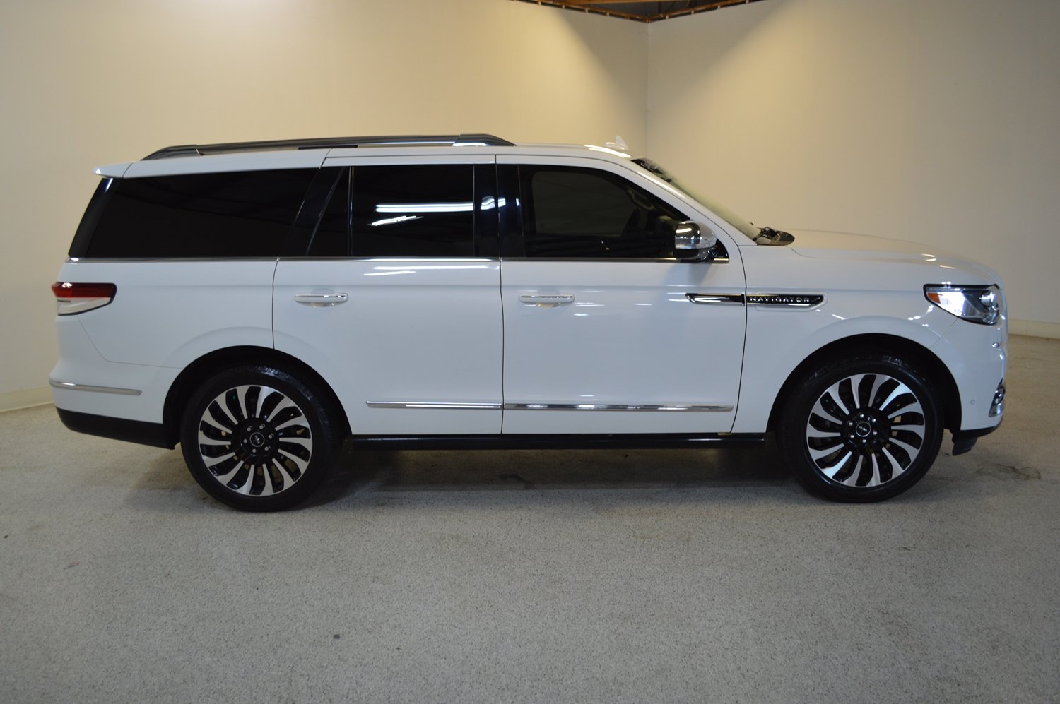 Used 2022 Lincoln Navigator Black Label AWD/4WD image 2