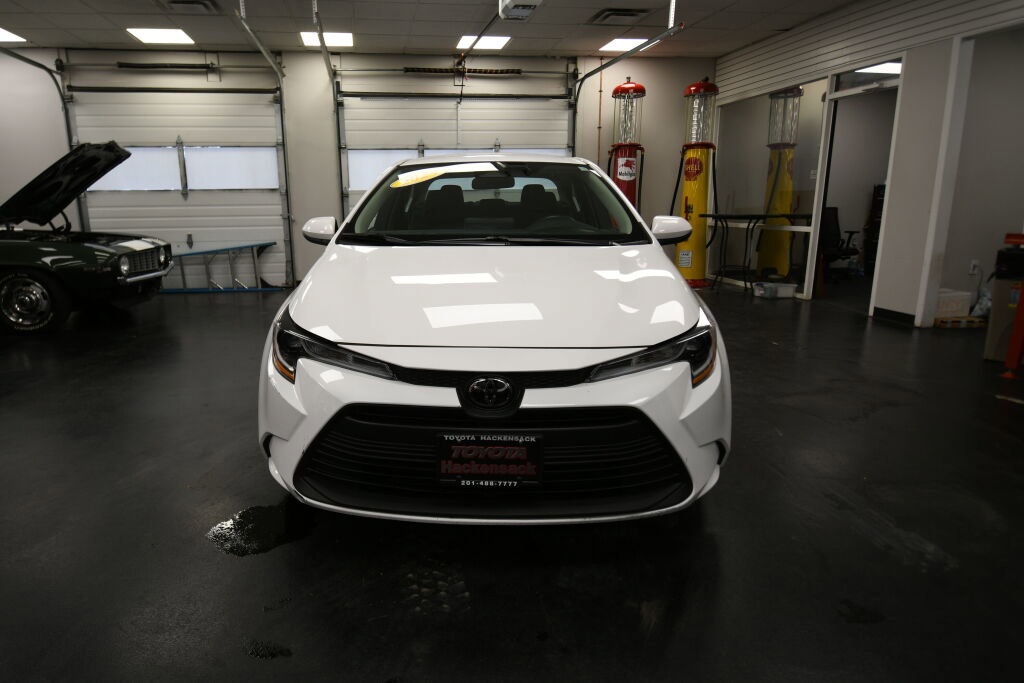 Certified 2024 Toyota Corolla LE image 2