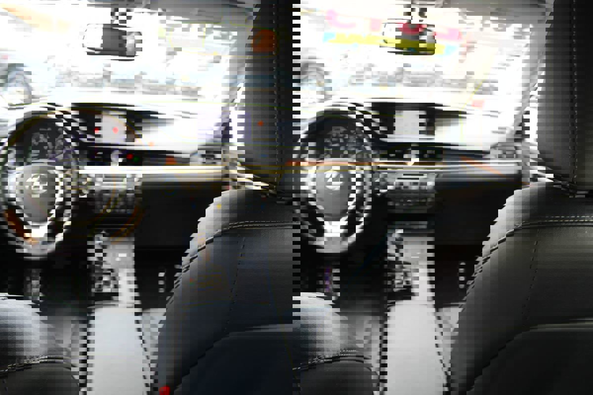 Used 2015 Lexus ES 350 w/ Luxury Package image 32