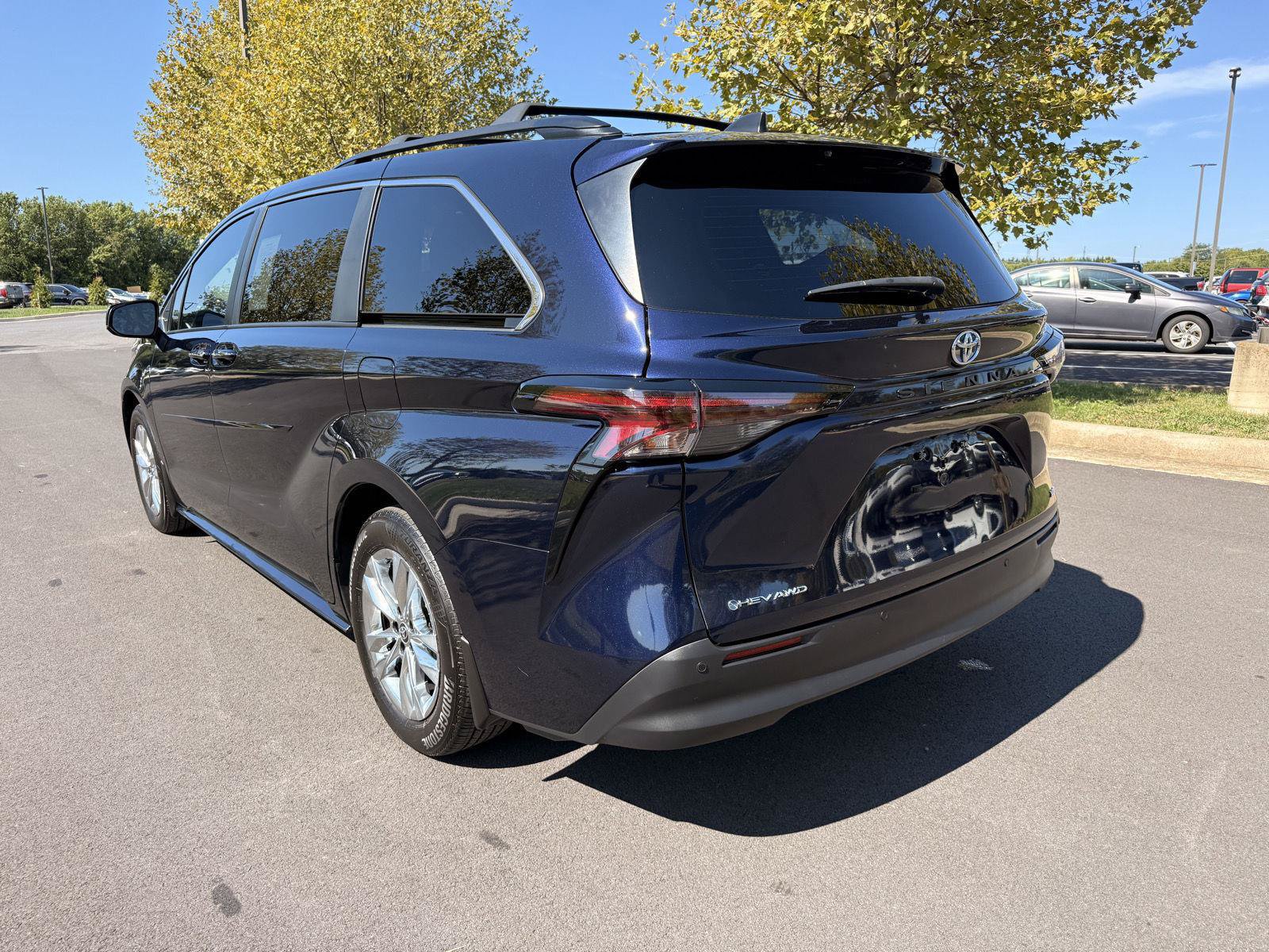Used 2025 Toyota Sienna XLE w/ XLE Plus Package AWD/4WD image 7