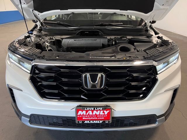 Used 2025 Honda Pilot Touring image 9