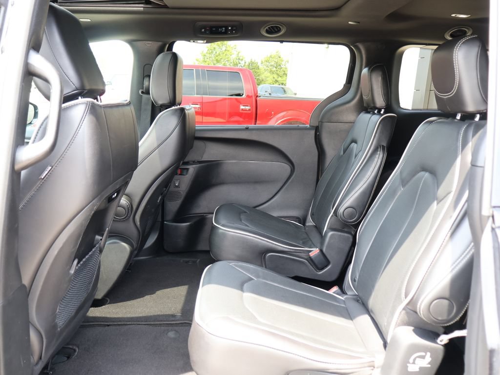 Used 2025 Chrysler Pacifica Limited FWD image 17