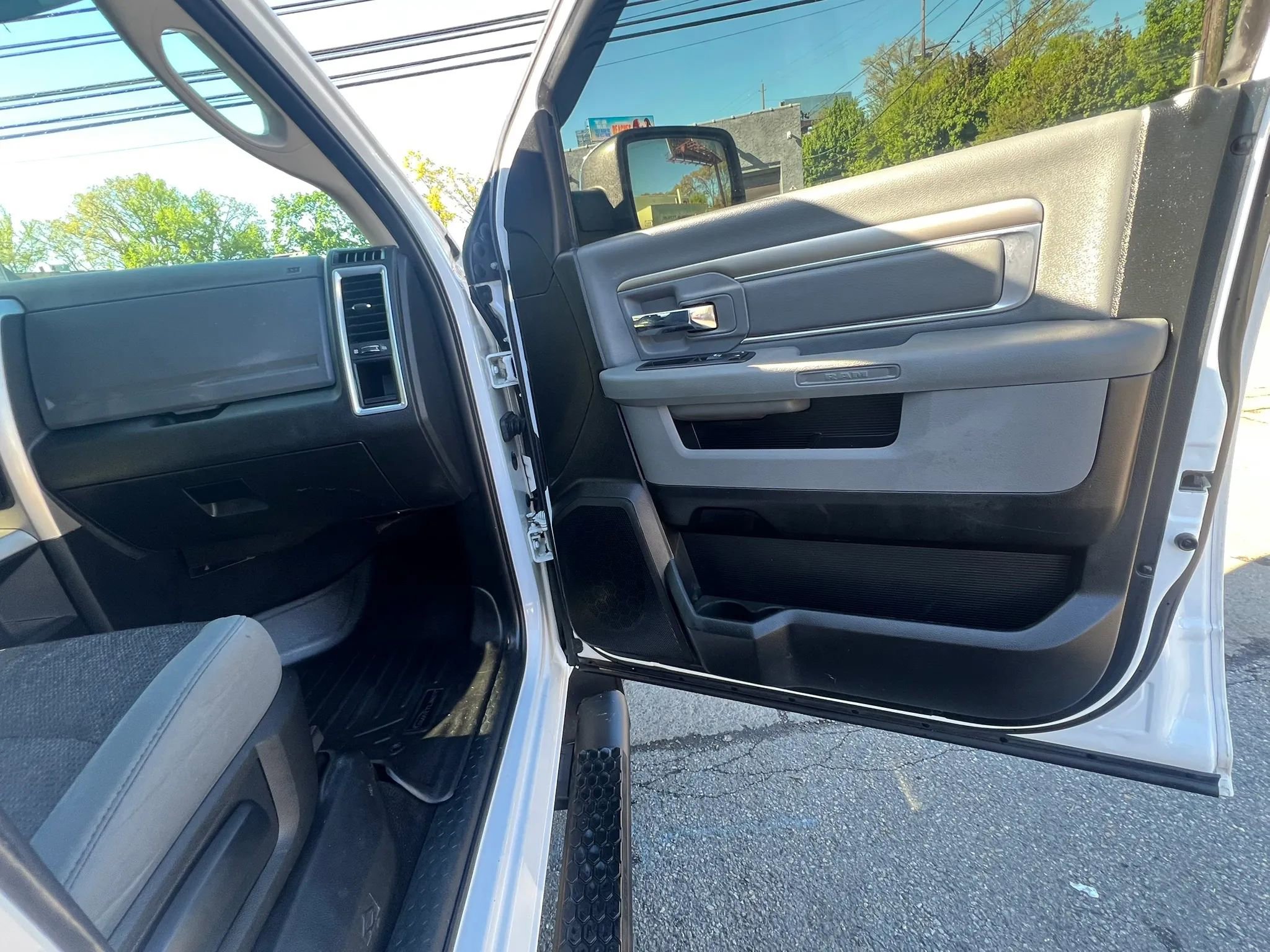 Used 2018 RAM 1500 SLT AWD/4WD image 30
