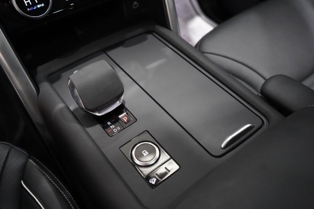 Used 2024 Land Rover Discovery Dynamic SE image 29