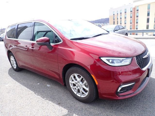 Used 2023 Chrysler Pacifica Touring-L image 5