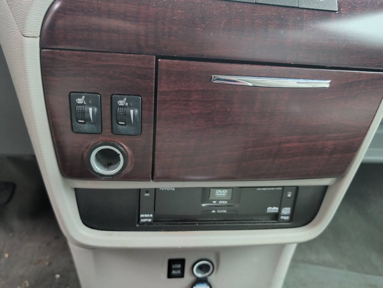 Used 2011 Toyota Sienna XLE w/ Entertainment Pkg FWD image 36