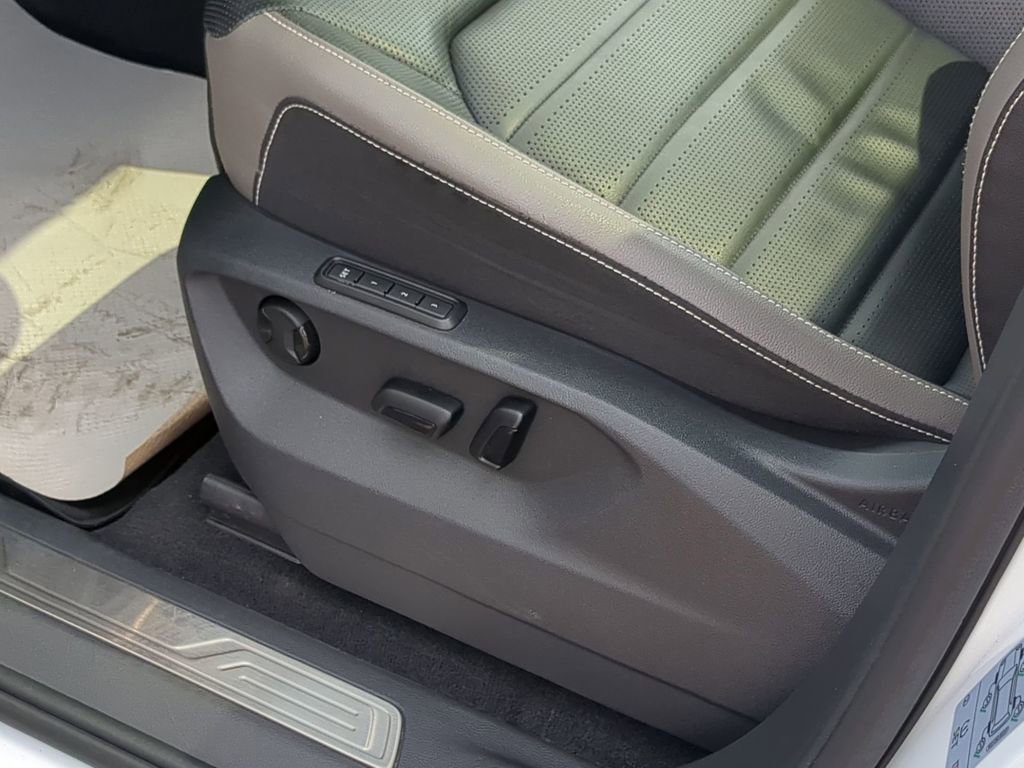 Used 2022 Volkswagen Atlas SEL Premium image 13