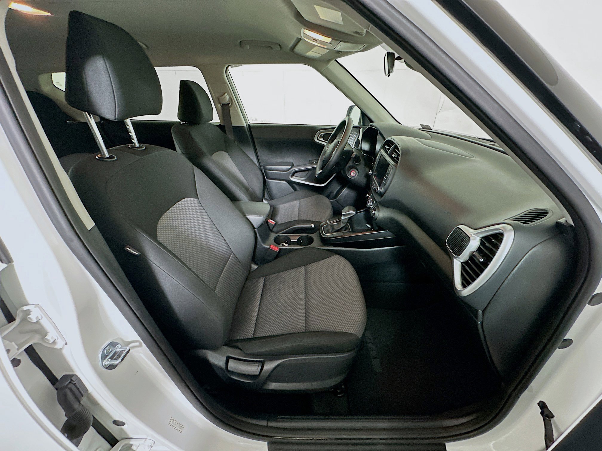 Used 2025 Kia Soul LX w/ LX Technology Package FWD image 29