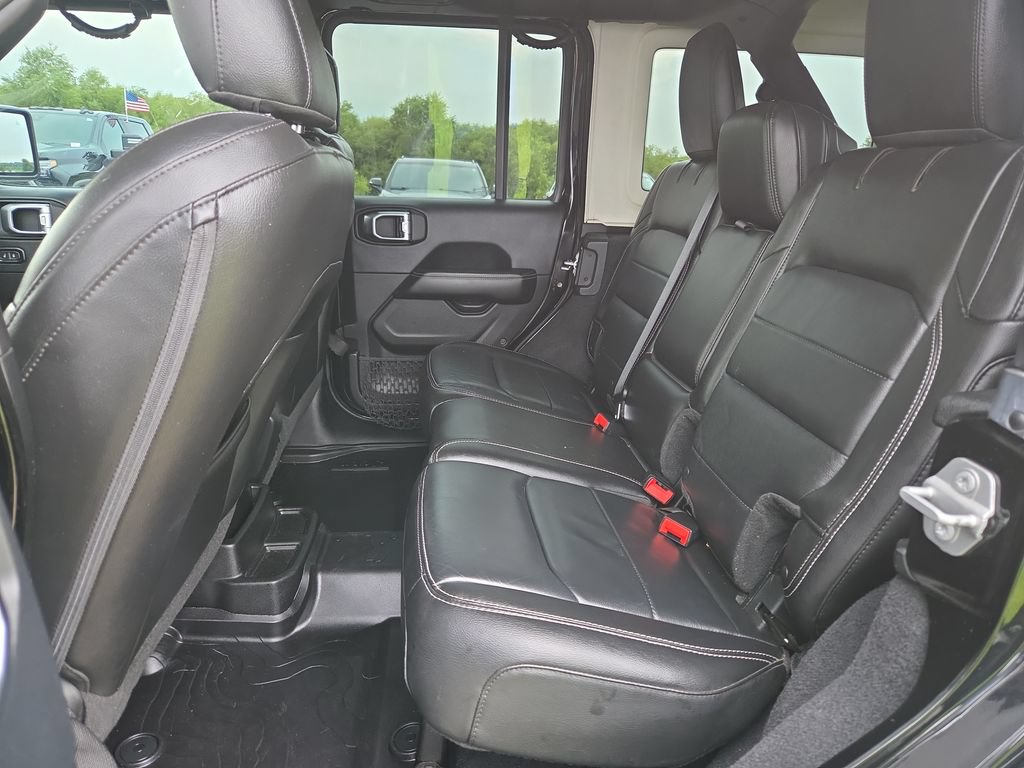 Used 2018 Jeep Wrangler Unlimited Sahara w/ Cold Weather Group AWD/4WD image 30
