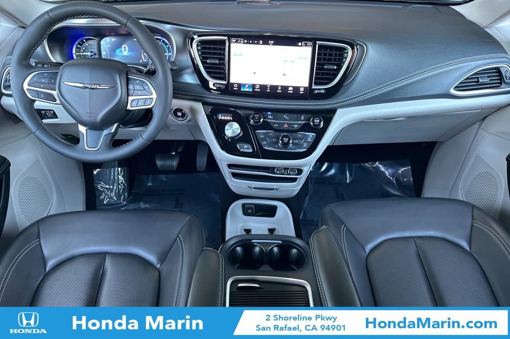 Used 2024 Chrysler Pacifica Select image 17