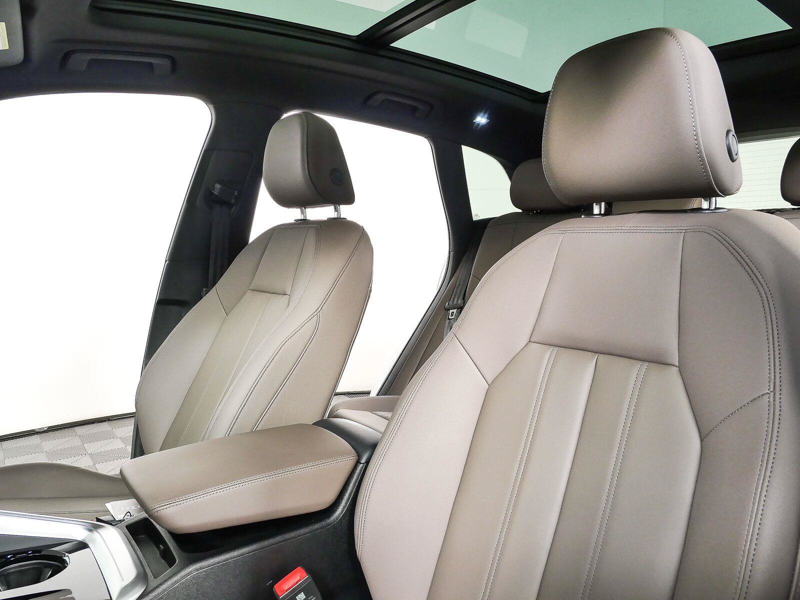 Used 2025 Audi Q5 Premium Plus w/ Premium Plus AWD/4WD image 5