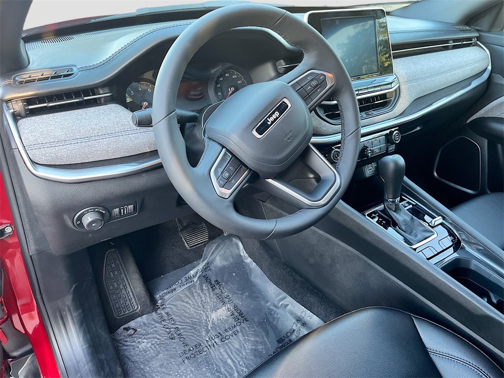 Used 2025 Jeep Compass Latitude image 9