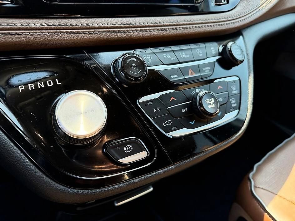 Used 2019 Chrysler Pacifica Limited w/ Tire & Wheel Group FWD image 16