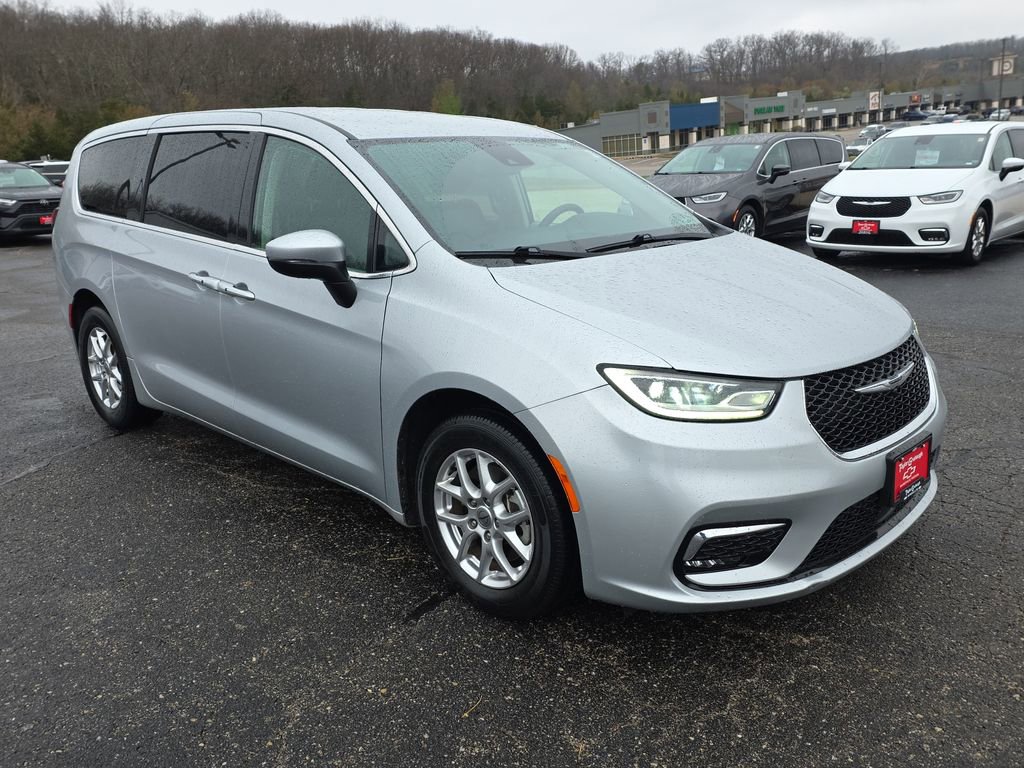 Used 2023 Chrysler Pacifica Touring-L image 2