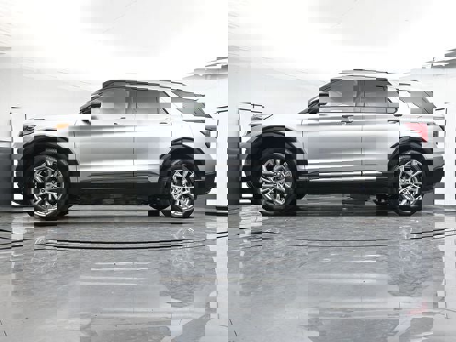 Used 2023 Ford Explorer Limited w/ Equipment Group 301A image 31