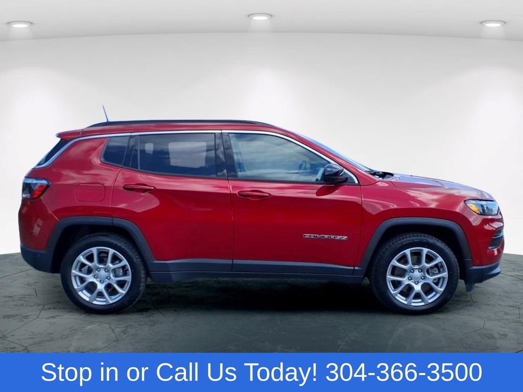 Used 2024 Jeep Compass Latitude AWD/4WD image 4
