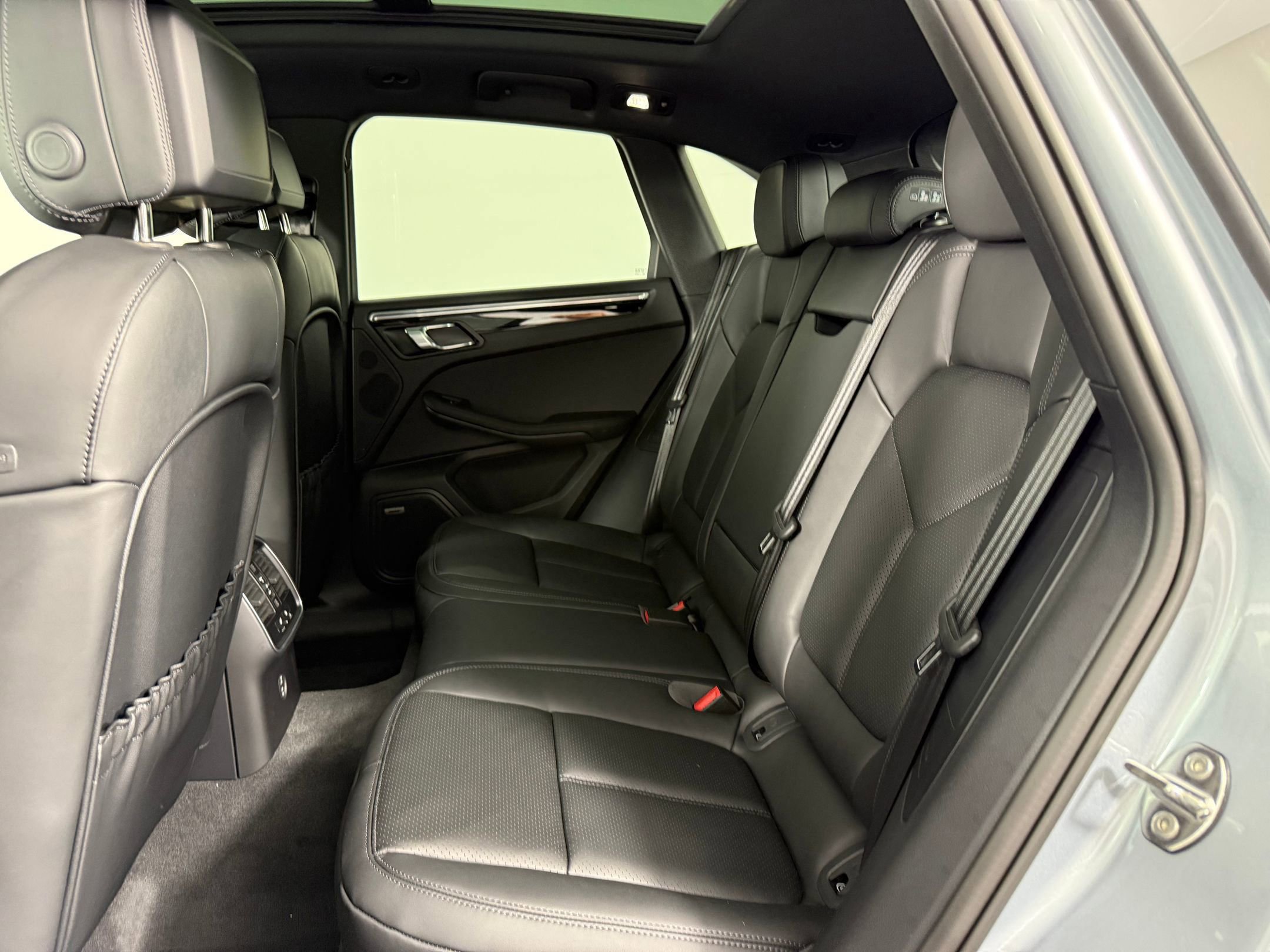Certified 2026 Porsche Macan AWD/4WD image 16