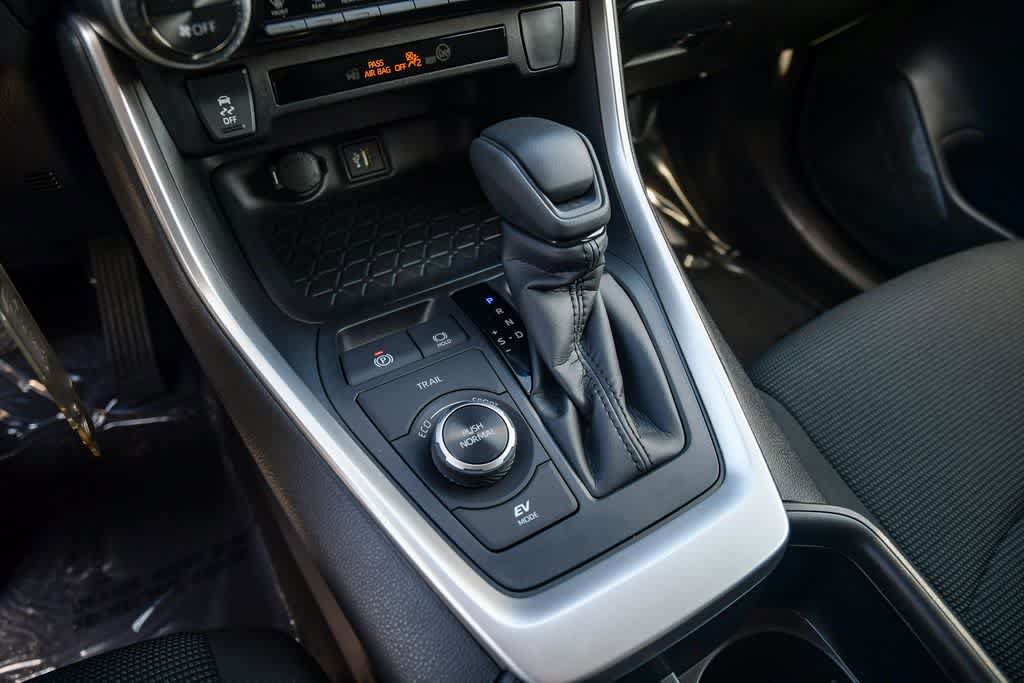 Used 2025 Toyota RAV4 LE AWD/4WD image 19