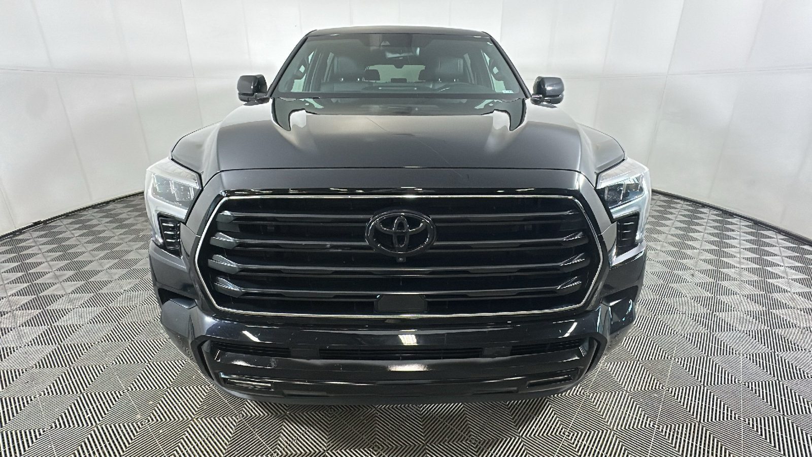 Used 2025 Toyota Sequoia Limited w/ Tow Technology Package AWD/4WD image 9