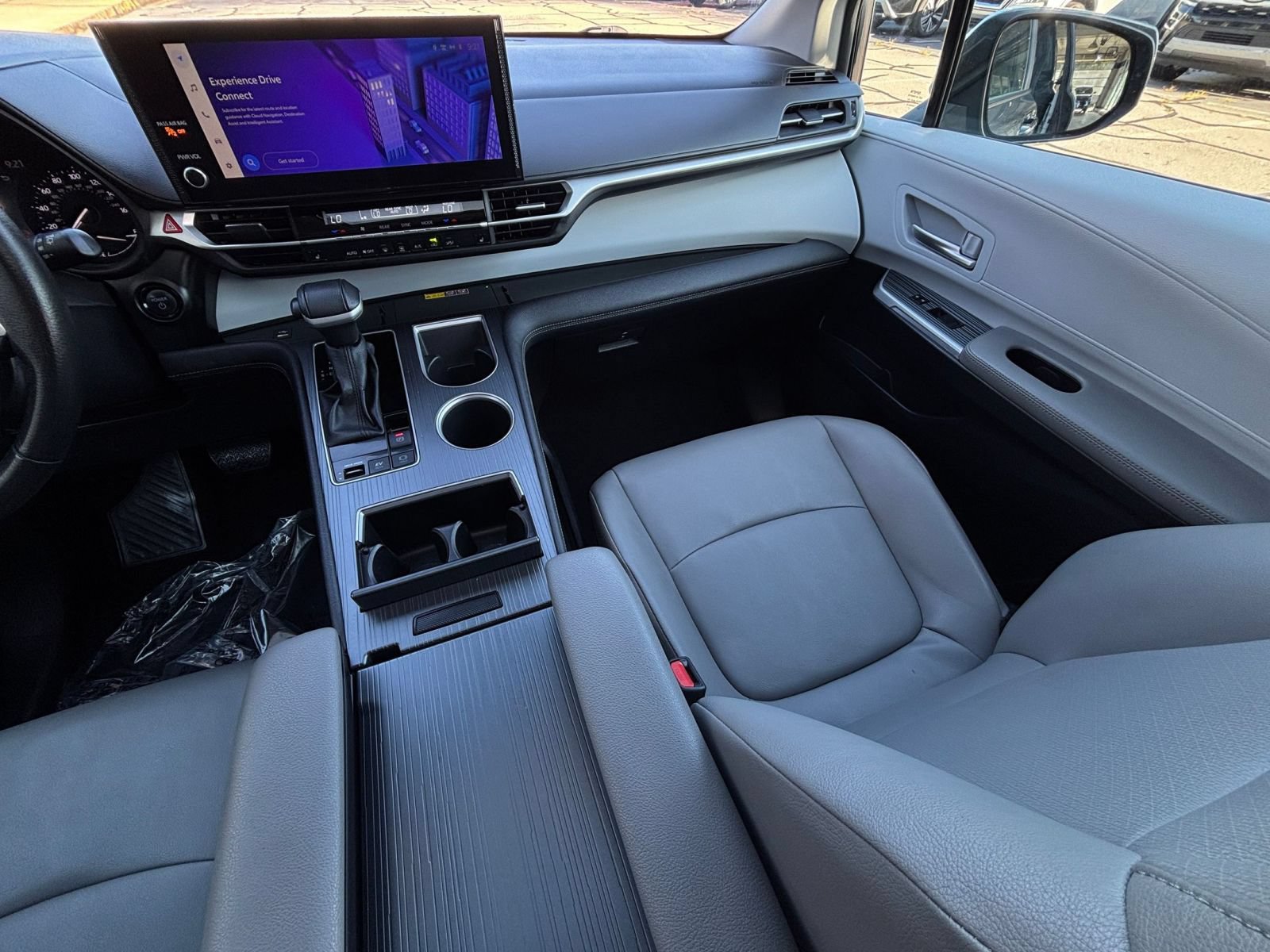 Used 2025 Toyota Sienna XLE FWD image 38