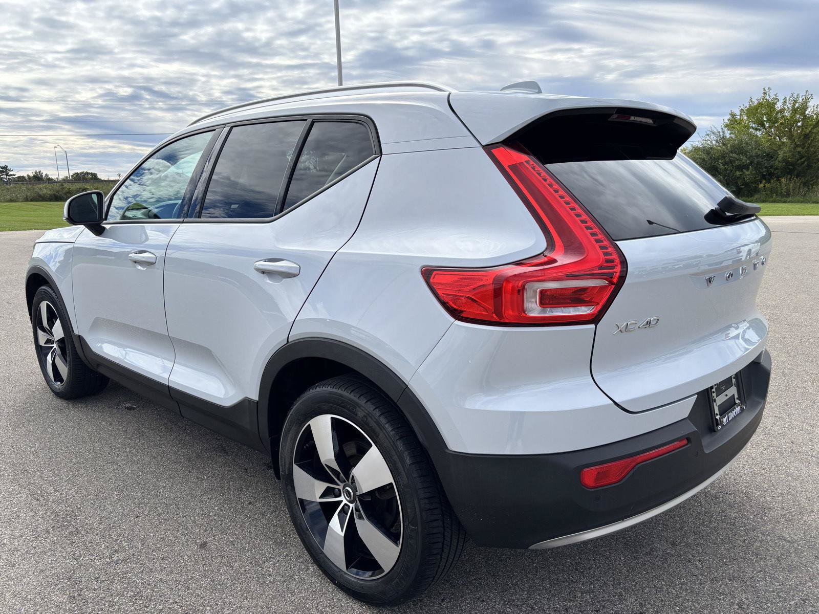 Used 2020 Volvo XC40 T5 Momentum w/ Protection Package Premier AWD/4WD image 3
