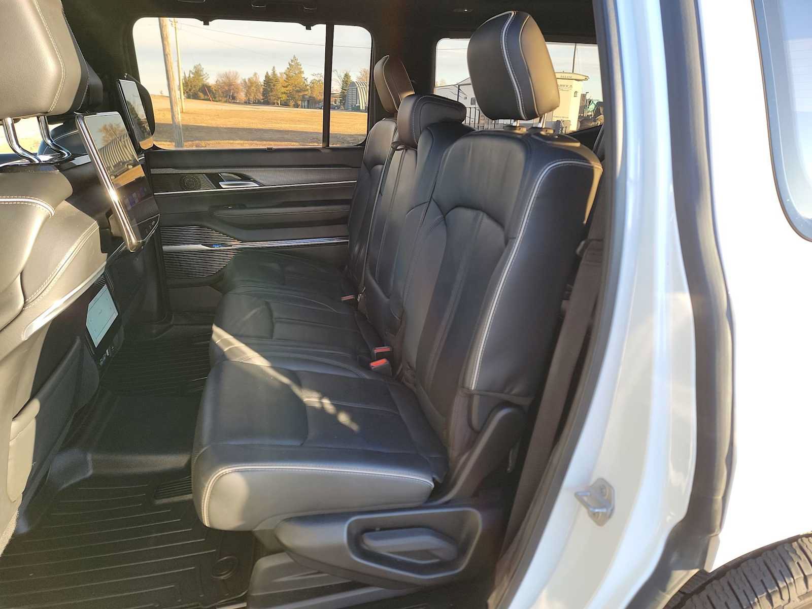 Used 2022 Jeep Grand Wagoneer Series II AWD/4WD image 23