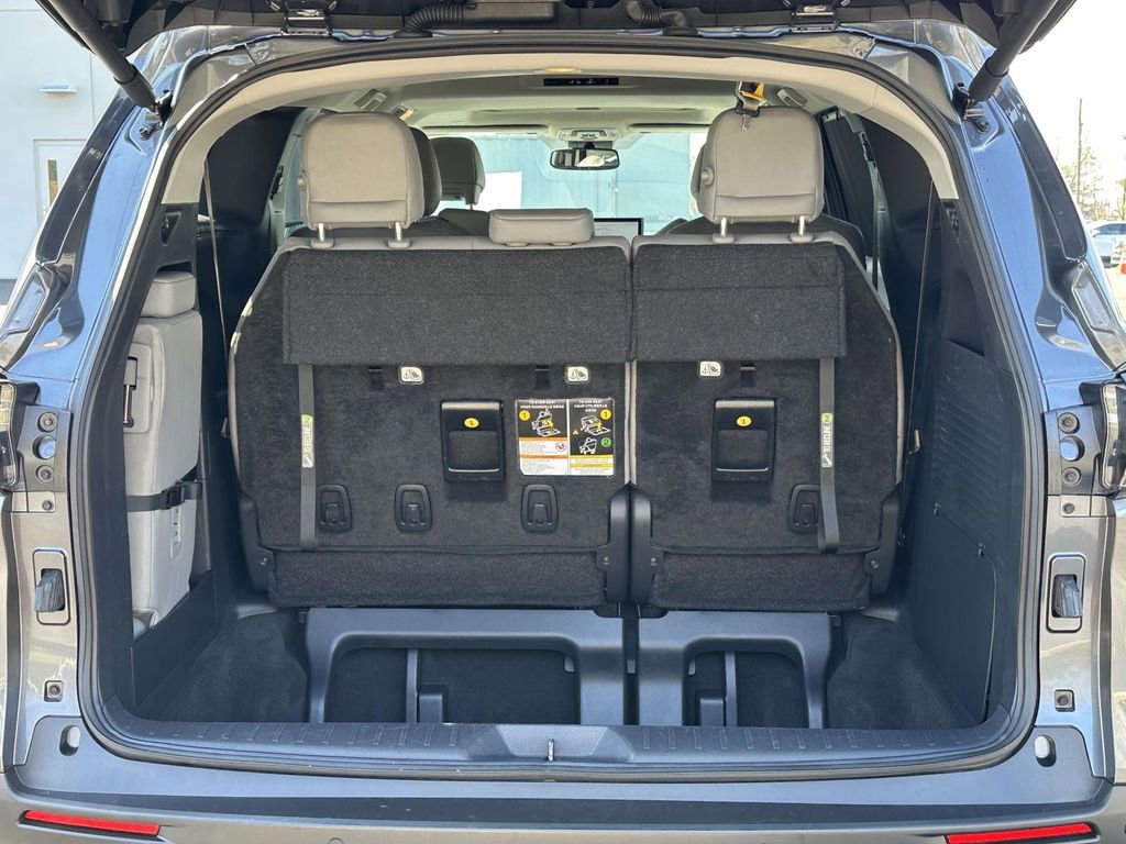 Used 2025 Toyota Sienna XLE image 9