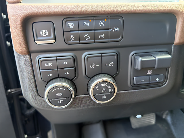 Certified 2025 Chevrolet Suburban High Country AWD/4WD image 18