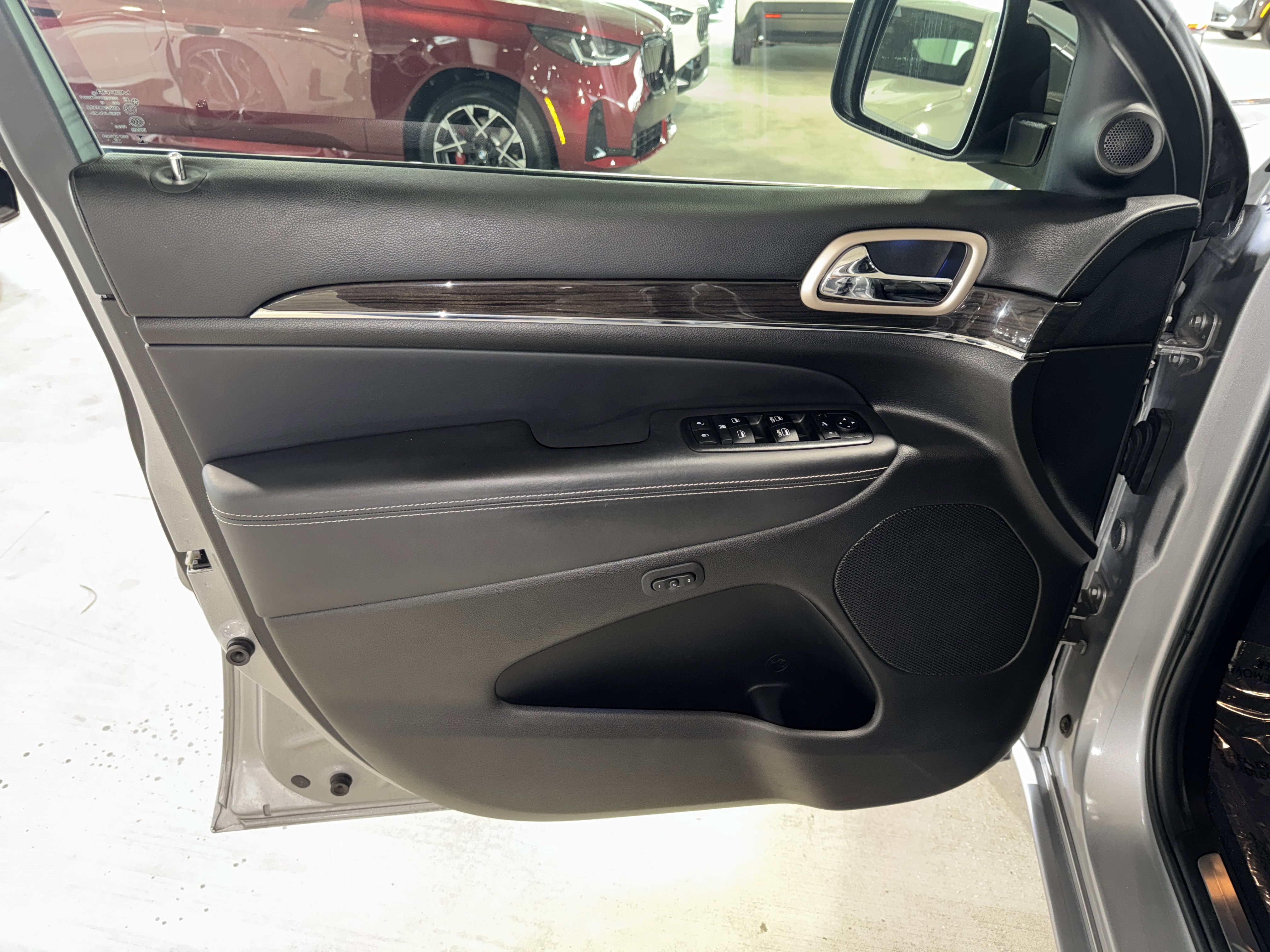 Used 2017 Jeep Grand Cherokee Overland AWD/4WD image 17