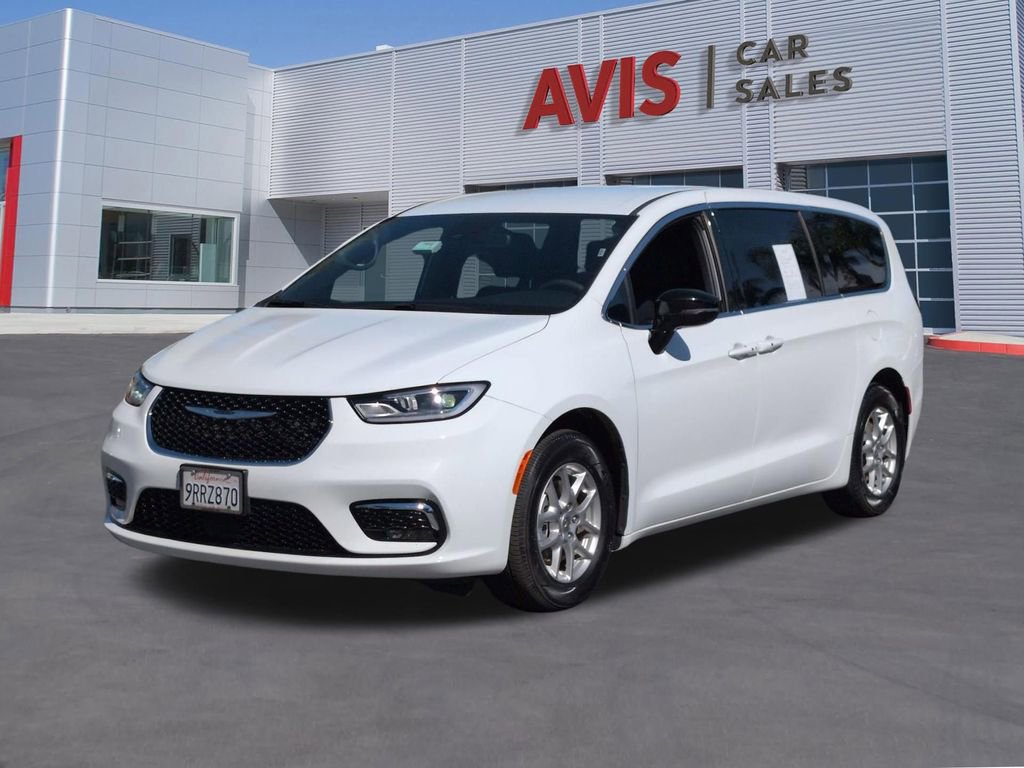 Used 2025 Chrysler Pacifica Select image 1