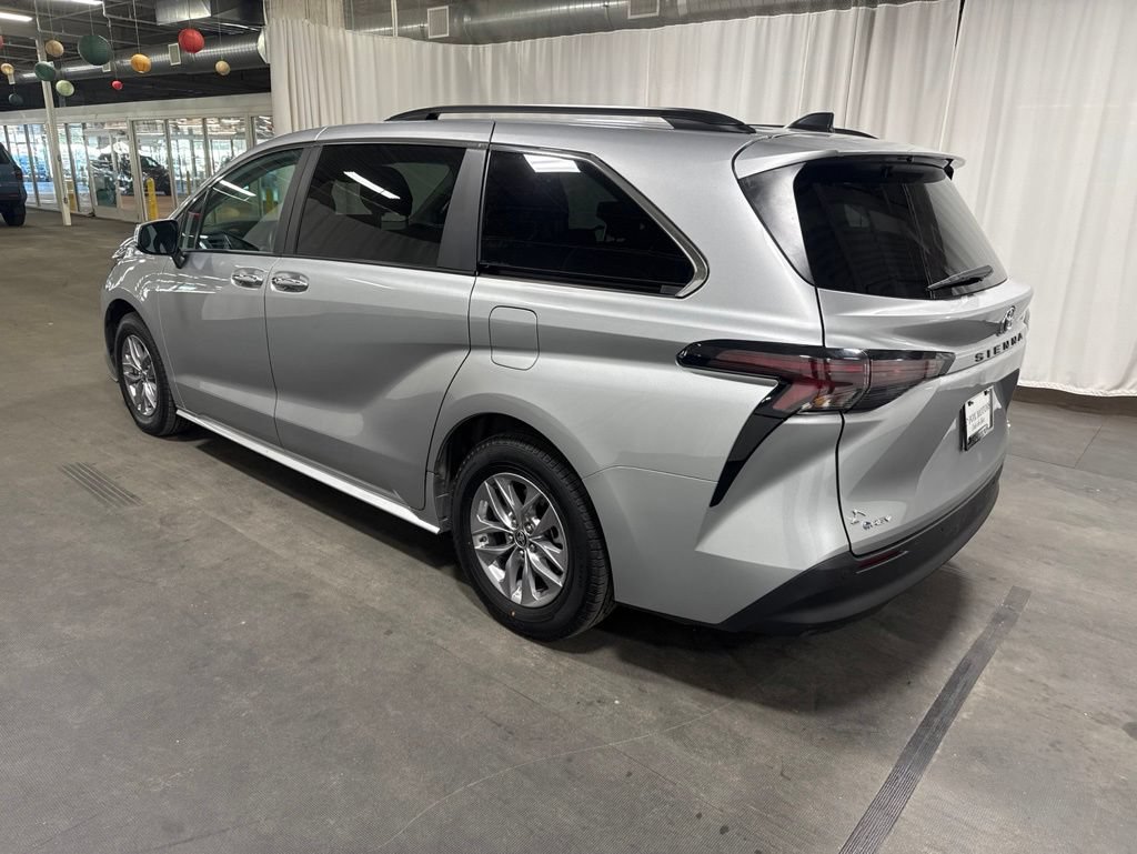 Used 2025 Toyota Sienna XLE FWD image 7