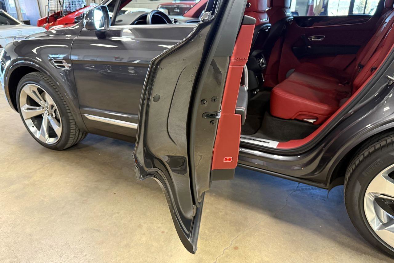 Used 2018 Bentley Bentayga image 66