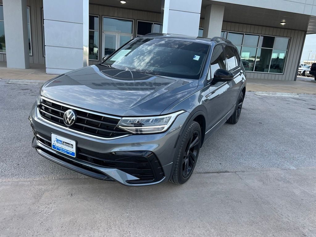 Used 2024 Volkswagen Tiguan SE R-Line w/ MDO Package, Three-Row FWD image 2
