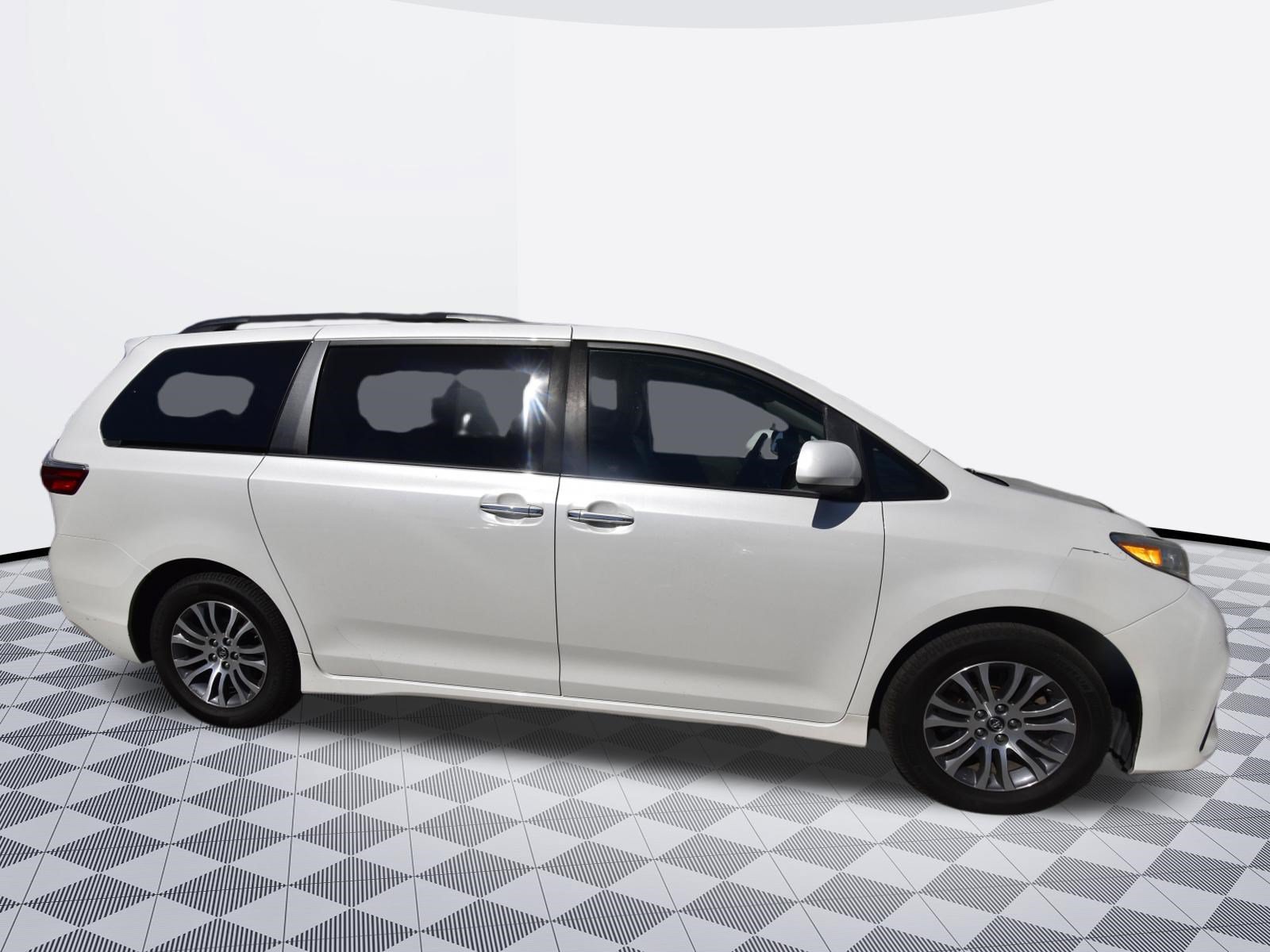 Used 2018 Toyota Sienna XLE w/ XLE Navigation Package FWD image 5