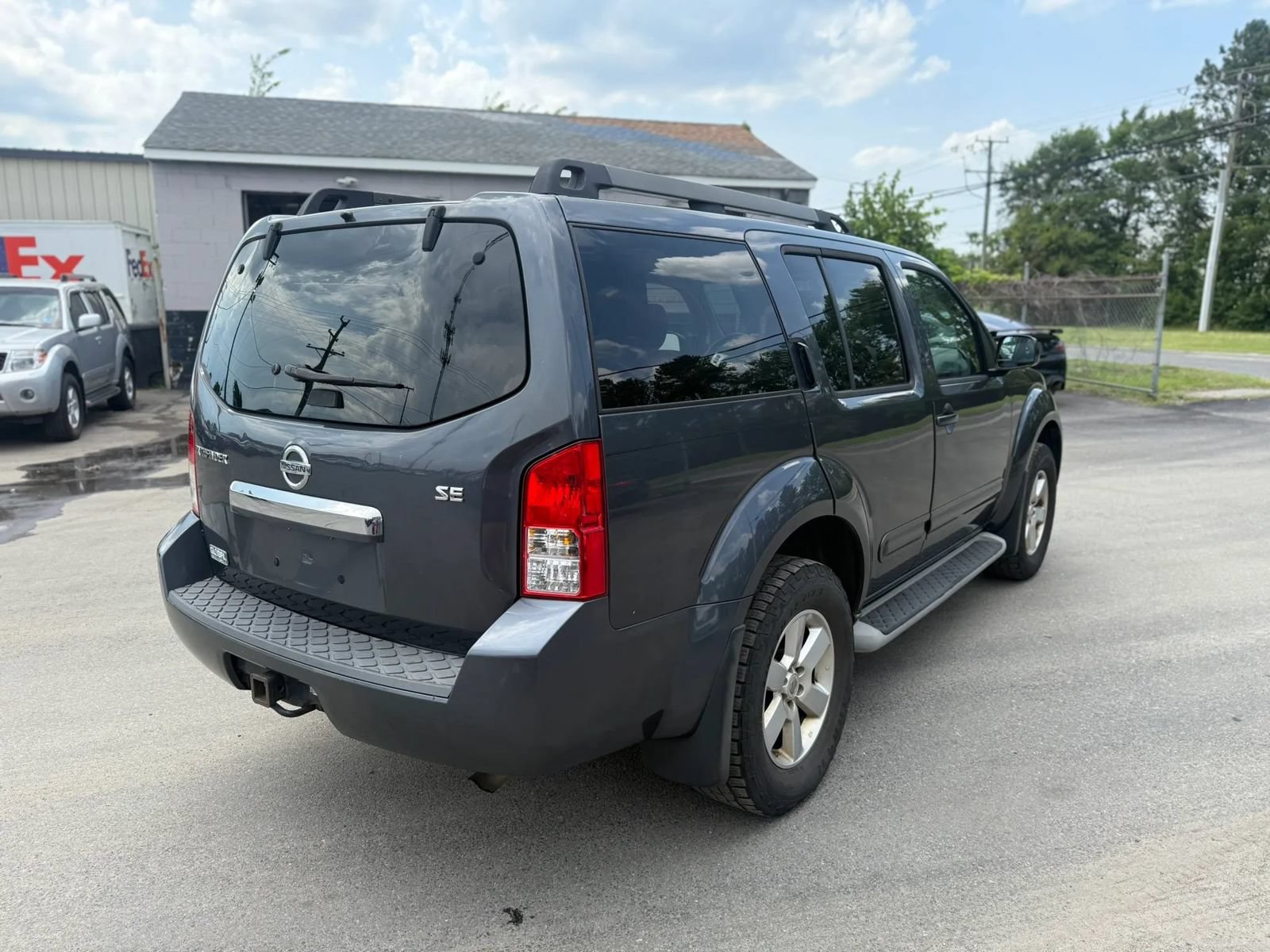 Used 2010 Nissan Pathfinder SE AWD/4WD image 3